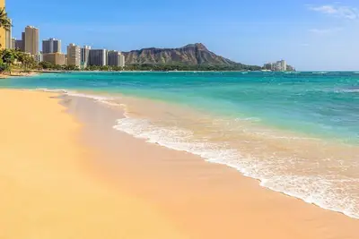 Image de Twin Queens' Gaze upon Waikiki Splendor, Two Family Rooms, Holiday Inn Express
