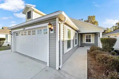 Image de Charming 3-bedroom Courtyard Model Villa in The Villages Florida with Golf Cart