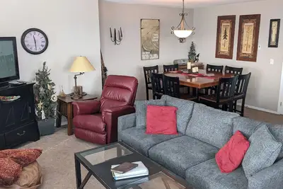 Image de Fun Family space for True Ski-in/Ski-out Winter Fun in Big White Village 4 bdrm