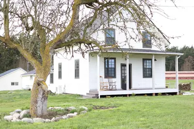 Image de Rc Hill Farmhouse with a serene, private setting on the Coupeville prairie.