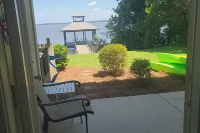 Image de Charming 2 Bedroom Waterfront Lake Marion Condo