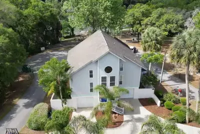 Image de Wake up to river views:dreamy 4 bedrooms escape by the city beach in Dunnellon.