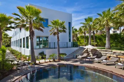 Image de Family-friendly villa with stunning views and modern comforts.
