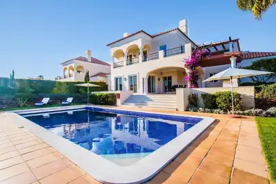 A villa where comfort meets elegance in the Algarve.