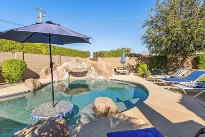 Image de Pool, Real Green Grass, Game Room + Near Old Town! Pets Ok-Spacious For Groups!