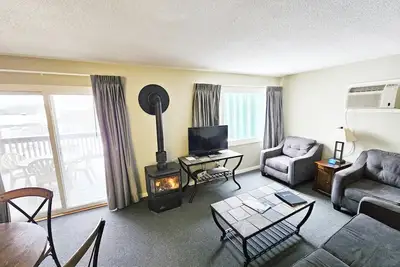Image de Walkable Stowe Condo: Pool, Hot Tub, Fireplace