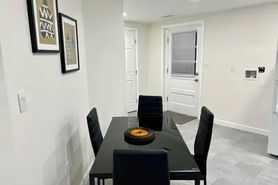 Cozy 1-bedroom apartment in brilliant Cheltenham with WiFi, Ac