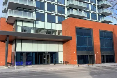 Image de Retraite Urbaine Élégante avec Vue Imprenable Votre Escapade Parfaite Vous!
