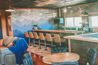 The LookOut! A Romantic Getaway with Spa & Views!