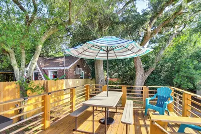 Image de 5 Mi to Dtwn: Bright Home w/ Yard in Pensacola!