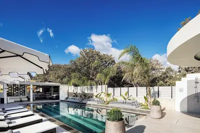 Image de Refined Living With Contemporary Flair
