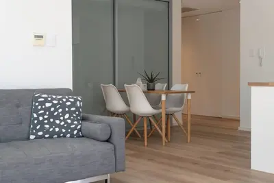 Image de Contemporary living in a leafy setting