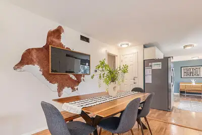 Image de 2 Homes | 10 Bedrooms | 15 min walk apart