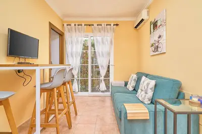 Image de Appartement 'Burriana Beach Apt Nerja' avec vue sur la montagne, Wi-Fi et climatisation