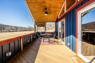 Image de Charming riverside with stunning views, cozy interiors, full amenities, and spacious decks.