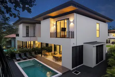 Image de Brand New luxury Condo, new exclusive community with private pool, Beach Club Access