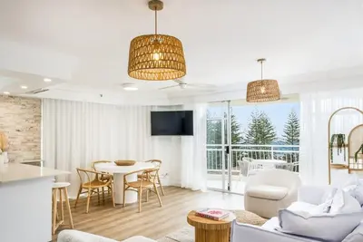 Image de Luxury 2-Bedroom Coastal Haven 150 meters from the iconic Burleigh Beach