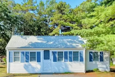 Image de Adorable 2bd Cottage--A/C, Firepit & Outdoor Shower, Just. 4 mi to Earle Road Beach!