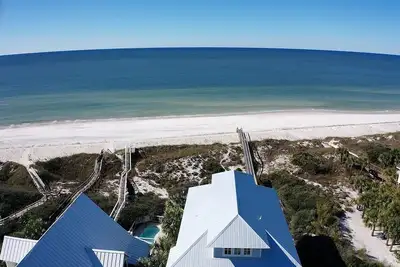 Image de Shiny new luxury Gulf front w/ one acre lot, pool, elevator, beach gear