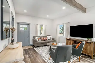 Image de Charming 3-bedroom house just a few minutes walk of downtown Loveland.