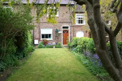 Image de Laburnum Cottage. Long enclosed dog friendly garden leading to the beck.