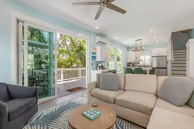 Image de Into The Blue~Grand Opening Rates! Pristine 4 Br/3. 5 Ba Home w/Private Pool!