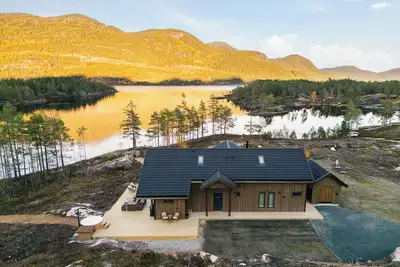 Image de Villa Lakehouse Cedar with sauna, boat & jacuzzi