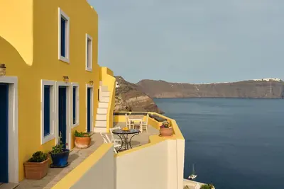 Ilivatos - Elegant Villa on the Caldera's Edge