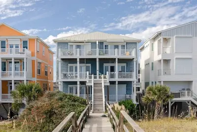 Image de Oceanfront Duplex w Balconies on Each Floor!