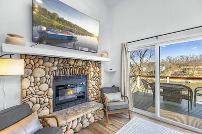Image de Amazing & Modern, Lakefront Home! Private Dock! 3-Bed, 2-Bath, with Sauna!