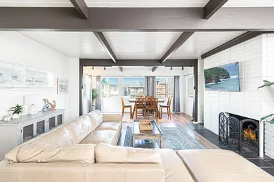 Image de Newly Listed! Large Upper Deck & 1 House from the Sand!