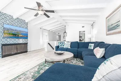 Image de Newly Remodeled 7br Home | Stylish Interior | Steps to Sand!