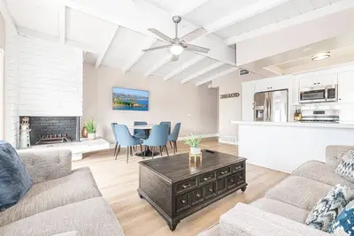 Image de Bright Modern 6br Vacation Home | 1 Block to Beach!