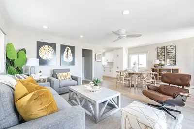 Image de 6 Total Bedrooms | Modern Interior w/ 3 Large Patios | Central Location 1 House from the Beach - No Car Needed!