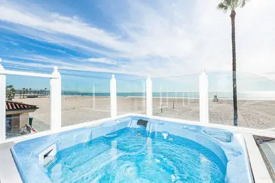 Image de 5br Oceanfront Offering | Rooftop Deck w/ Hot Tub | Spectacular Ocean Views!