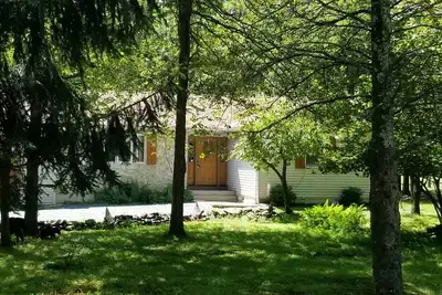 Image de Serenity & Fun Cozy Pocono Cabin! Family Friendly Beach /Lake/Pool & Playgrounds