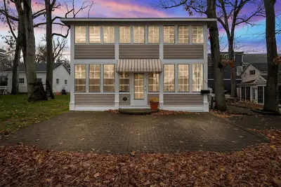 Image de Beautiful, modern cottage with lake views inside Lakeside!