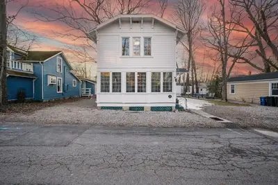 Image de 228 Laurel Close to Downtown and the Lake!