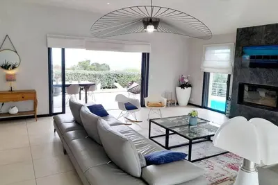 Image de Villa contemporaine avec piscine