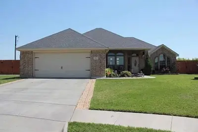 Image de Luxury huge 4br home, 2king, 1queen, triple bunk bed, 4tv with fence playground❣️