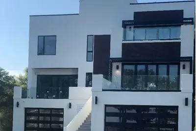 Image de Stunning 4 Bedroom Beach Front Mansion!