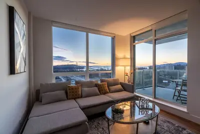 Image de North Van Flat with Views