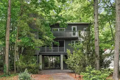Image de Elegant Pet Friendly TreeTop Retreat w/ decks; Close to Oc beaches and pools