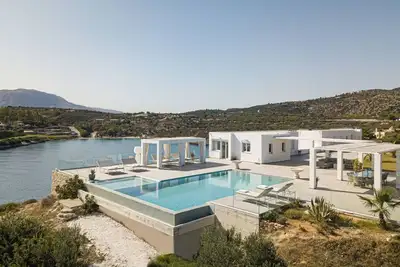 Breathtaking Aeon Villa on the beach- 6bd 6ba 14pl