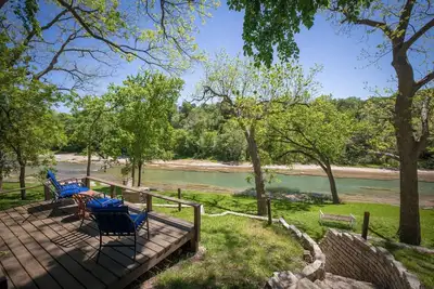 Image de Private and serene riverfront retreat - Large spacious yard with a cozy home!