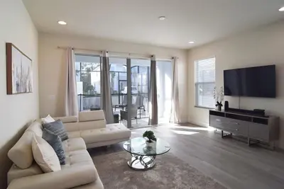 Image de Brand New 4 Bedroom, 3 Bath Townhome, West-Facing Dip Pool, Disney 10 miles!