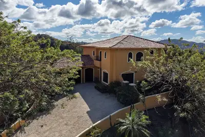 Image de Luxury 3-bed villa with end suites, ocean views, infinity pool, and outdoor Bbq.