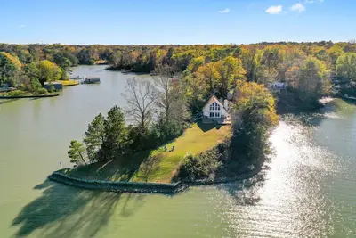 Image de Family Friendly Waterfront Home - Private Dock, Kayaks, Fire Pit, Grill, Deck