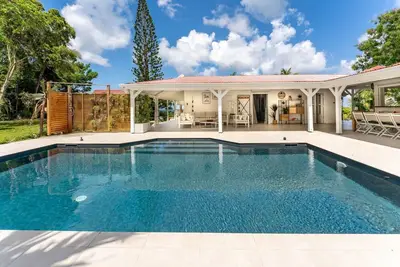 Image de Villa Moca offrant vue mer avec piscine privative au sel idéale 8 personne