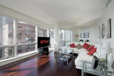 Image de Modern large 1, 170 sq. ft two-bedroom and two-bathroom condo on Bay